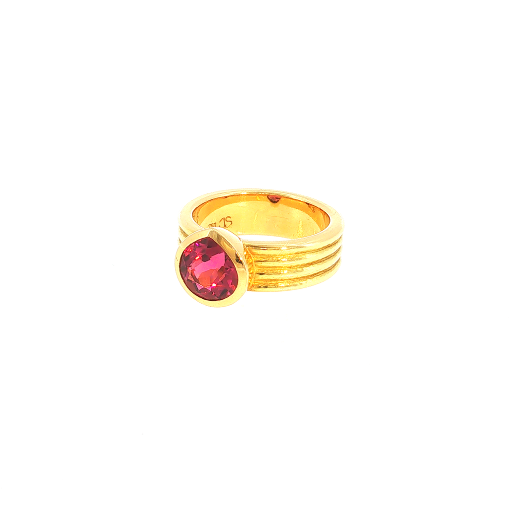 Solitaire Ring with Reddish-Pink Tourmaline in Ribbed Yellow Gold