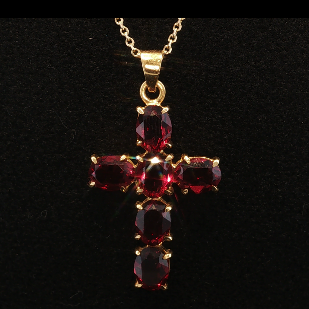 Kreuz-Anhänger mit Rhodolithen in Gelbgold