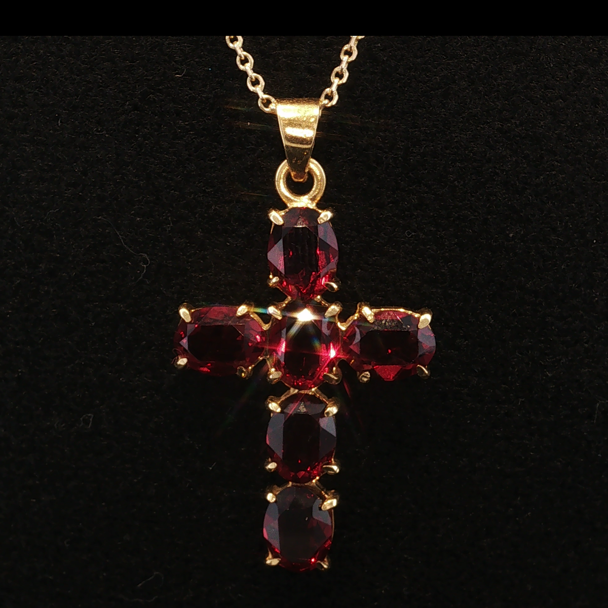 Kreuz-Anhänger mit Rhodolithen in Gelbgold