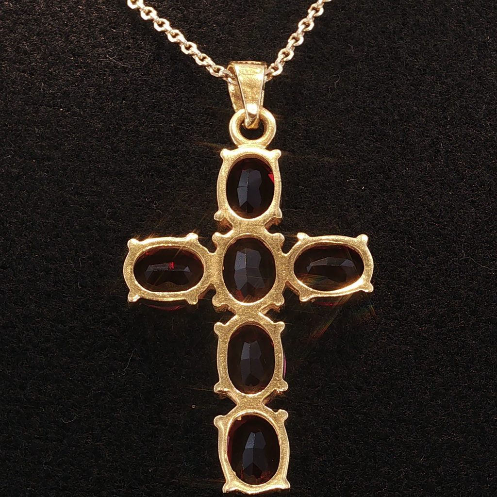 Kreuz-Anhänger mit Rhodolithen in Gelbgold