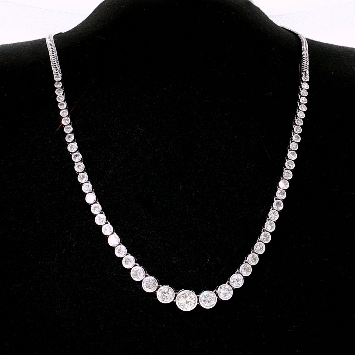 Diamant-Collier im Verlauf aus Weißgold