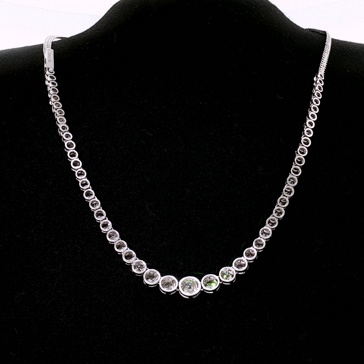 Diamant-Collier im Verlauf aus Weißgold