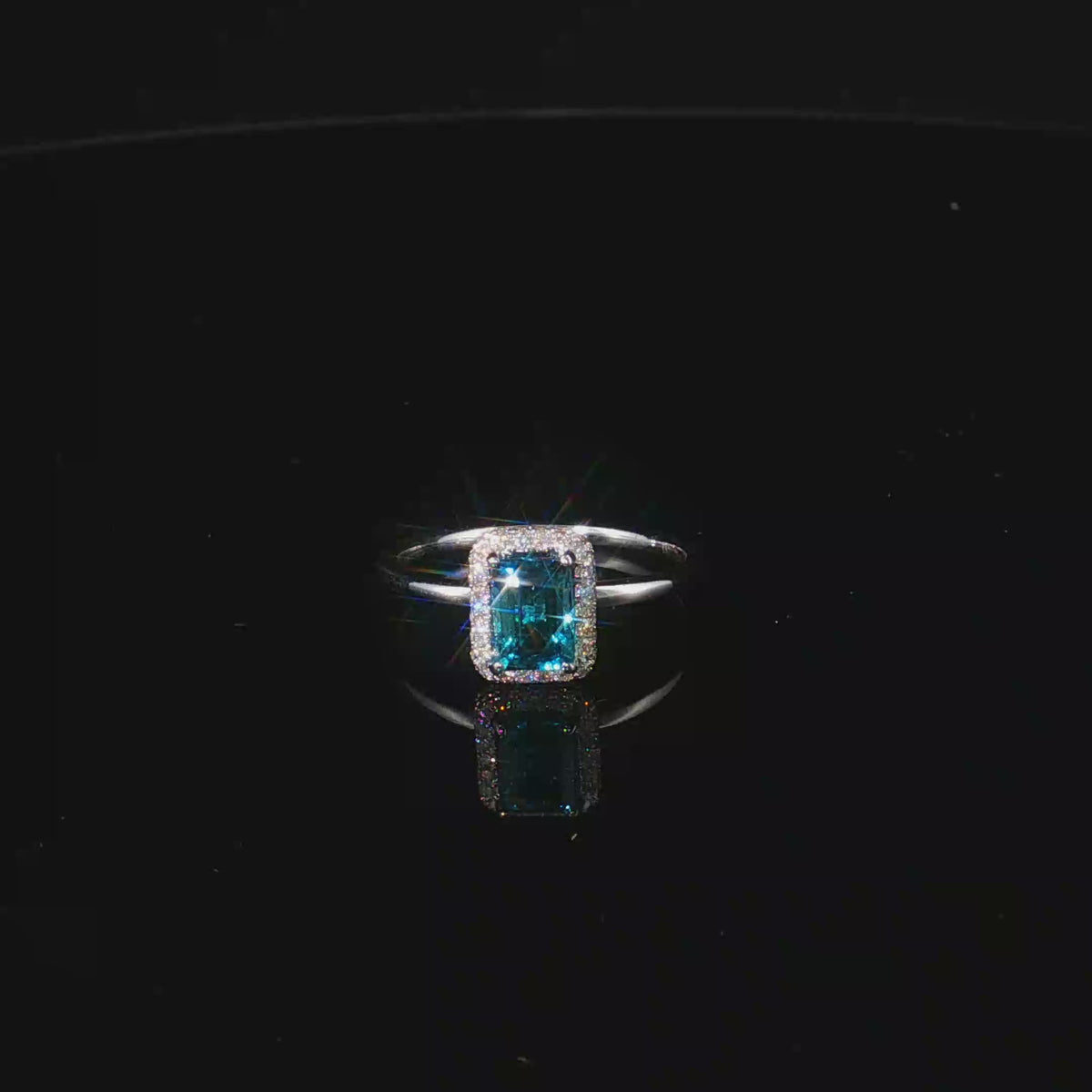 14kt Weißgold Halo-Ring mit 1ct Neonblauem Turmalin